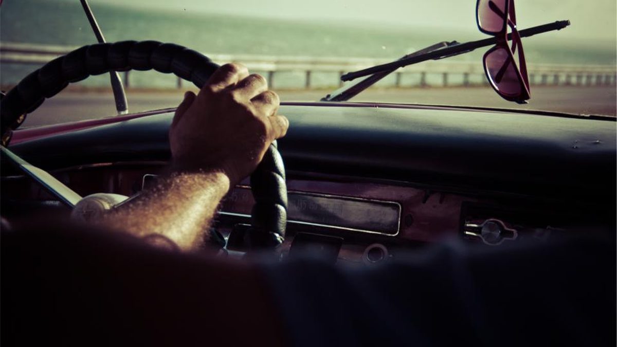 ハンドルを握って運転している手元