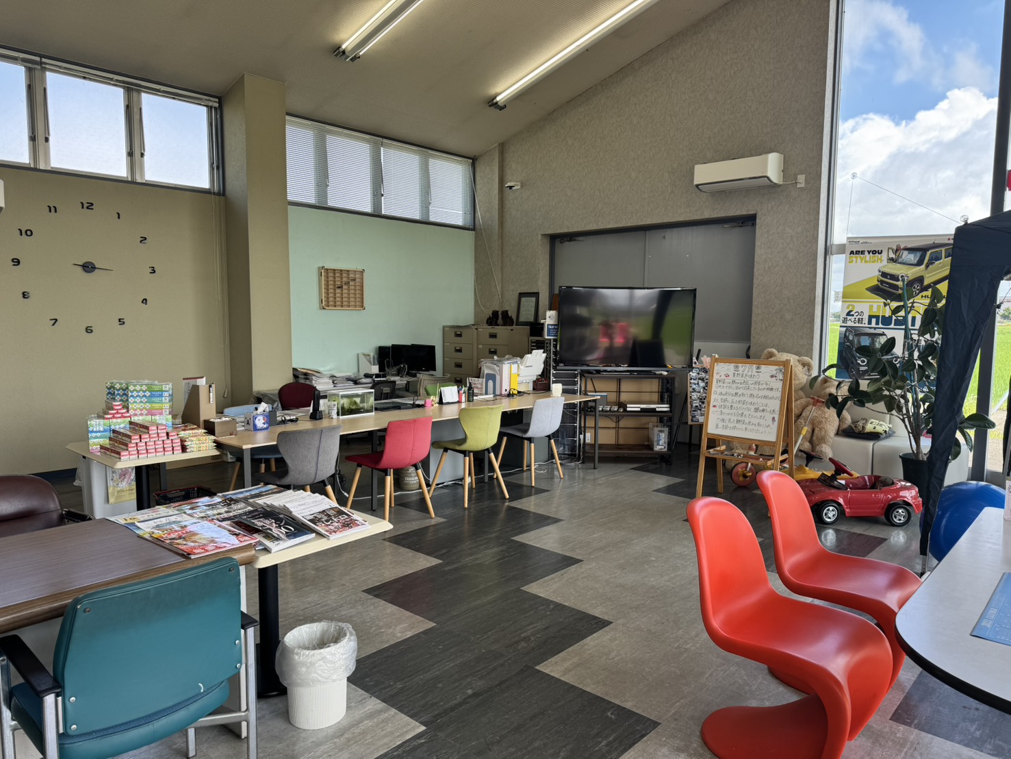 机と椅子が並ぶ店内