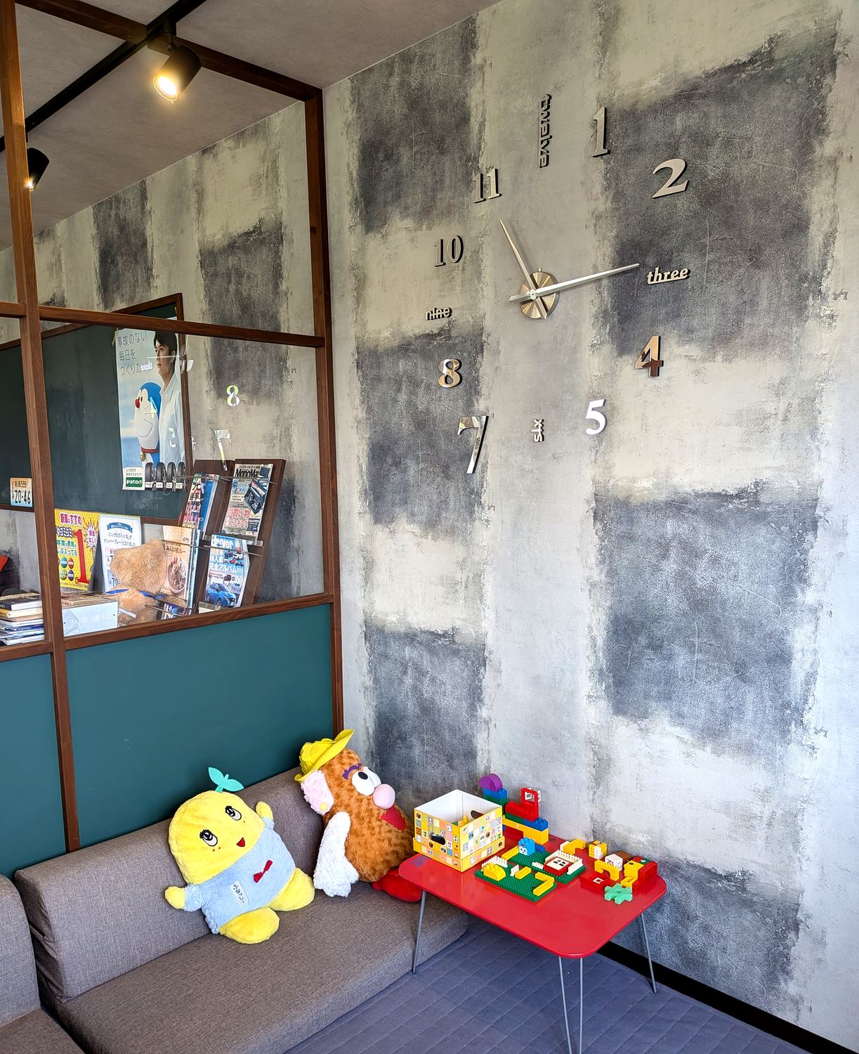 コンクリートの壁に時計を配した店内